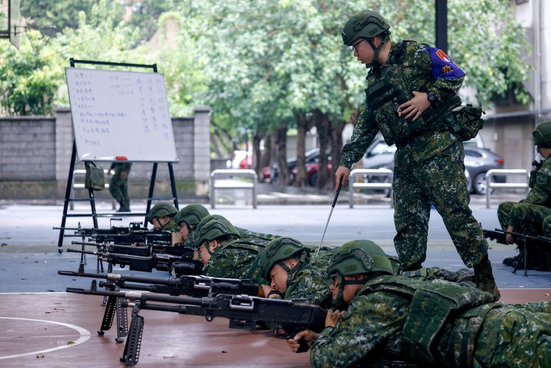 Para prajurit cadangan menerima pelatihan selama latihan militer tahunan Han Kuang di Taoyuan, Taiwan, Rabu (9/7/2025). (REUTERS/Ann Wang) Para prajurit cadangan menerima pelatihan selama latihan militer tahunan Han Kuang di Taoyuan, Taiwan, Rabu (9/7/2025). (REUTERS/Ann Wang)
