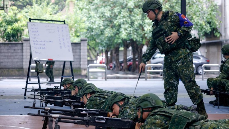 Para prajurit cadangan menerima pelatihan selama latihan militer tahunan Han Kuang di Taoyuan, Taiwan, Rabu (9/7/2025). (REUTERS/Ann Wang)