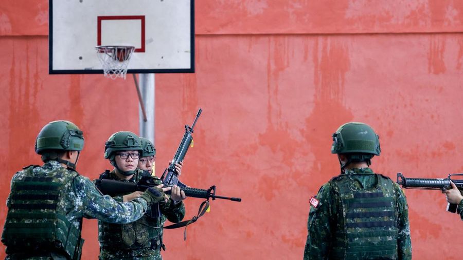 Para prajurit cadangan menerima pelatihan selama latihan militer tahunan Han Kuang di Taoyuan, Taiwan, Rabu (9/7/2025). (REUTERS/Ann Wang)