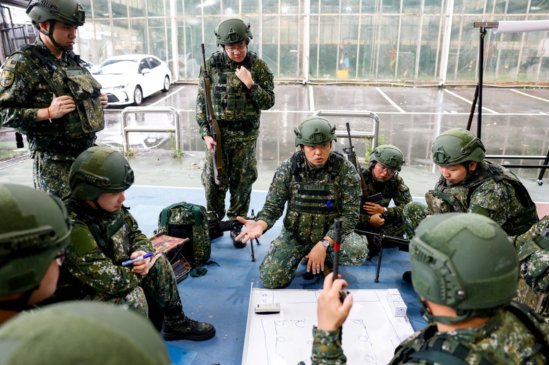 Para prajurit cadangan menerima pelatihan selama latihan militer tahunan Han Kuang di Taoyuan, Taiwan, Rabu (9/7/2025). (REUTERS/Ann Wang) Para prajurit cadangan menerima pelatihan selama latihan militer tahunan Han Kuang di Taoyuan, Taiwan, Rabu (9/7/2025). (REUTERS/Ann Wang)