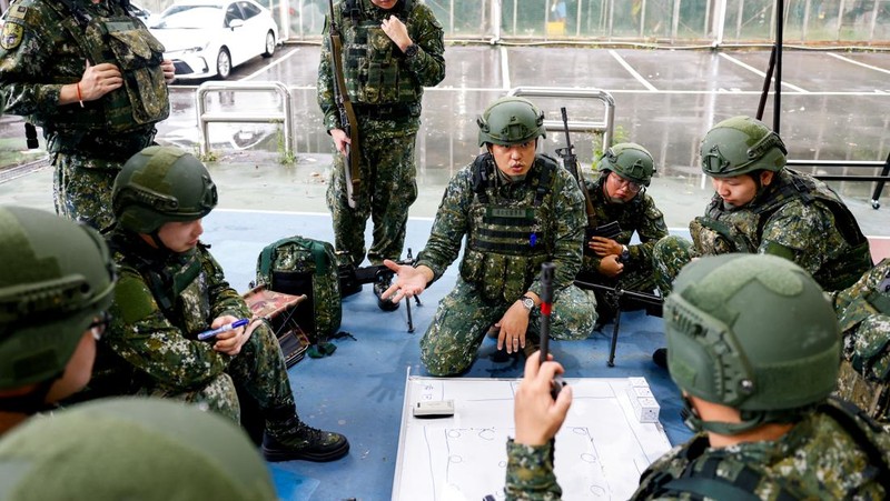 Para prajurit cadangan menerima pelatihan selama latihan militer tahunan Han Kuang di Taoyuan, Taiwan, Rabu (9/7/2025). (REUTERS/Ann Wang)