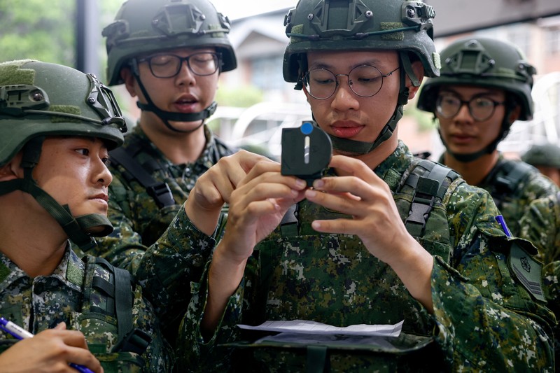 Para prajurit cadangan menerima pelatihan selama latihan militer tahunan Han Kuang di Taoyuan, Taiwan, Rabu (9/7/2025). (REUTERS/Ann Wang)