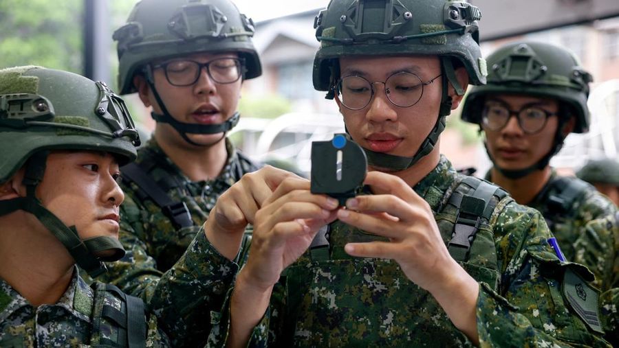 Para prajurit cadangan menerima pelatihan selama latihan militer tahunan Han Kuang di Taoyuan, Taiwan, Rabu (9/7/2025). (REUTERS/Ann Wang) Para prajurit cadangan menerima pelatihan selama latihan militer tahunan Han Kuang di Taoyuan, Taiwan, Rabu (9/7/2025). (REUTERS/Ann Wang)