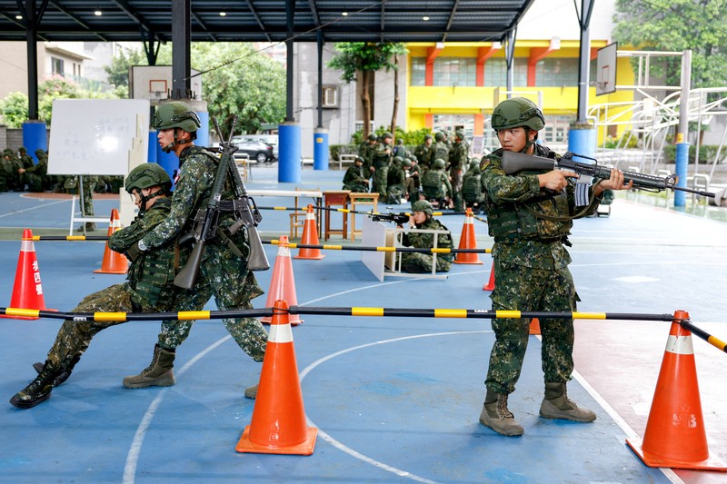 Para prajurit cadangan menerima pelatihan selama latihan militer tahunan Han Kuang di Taoyuan, Taiwan, Rabu (9/7/2025). (REUTERS/Ann Wang) Para prajurit cadangan menerima pelatihan selama latihan militer tahunan Han Kuang di Taoyuan, Taiwan, Rabu (9/7/2025). (REUTERS/Ann Wang)