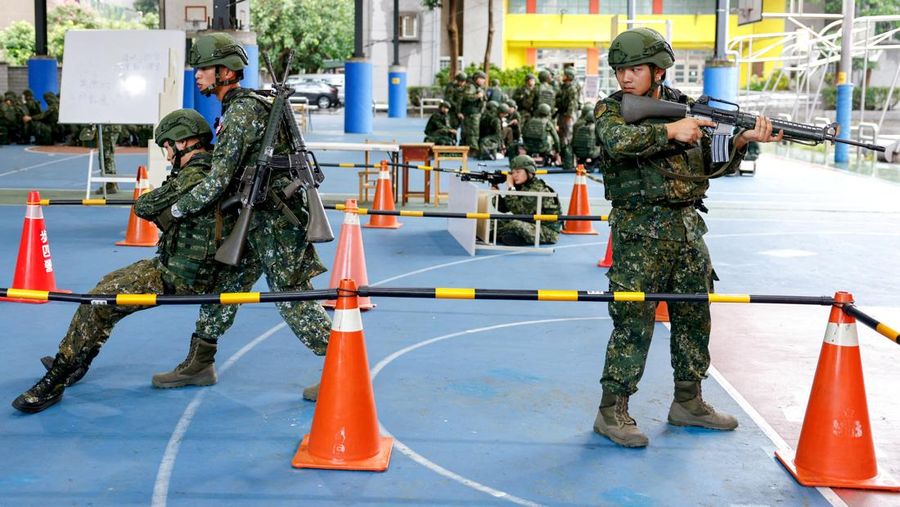 Para prajurit cadangan menerima pelatihan selama latihan militer tahunan Han Kuang di Taoyuan, Taiwan, Rabu (9/7/2025). (REUTERS/Ann Wang) Para prajurit cadangan menerima pelatihan selama latihan militer tahunan Han Kuang di Taoyuan, Taiwan, Rabu (9/7/2025). (REUTERS/Ann Wang)