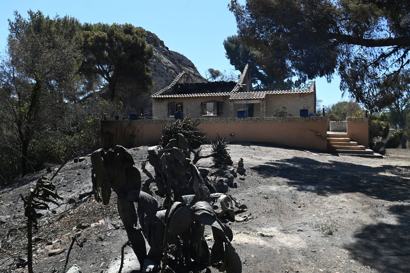 Pemandangan rumah yang terbakar akibat kebakaran hutan di distrik L'Estaque, Marseille, Prancis selatan, 9 Juli 2025. Pemandangan rumah yang terbakar akibat kebakaran hutan di distrik L'Estaque, Marseille, Prancis selatan, 9 Juli 2025. (REUTERS/Alexandre Dimou)
