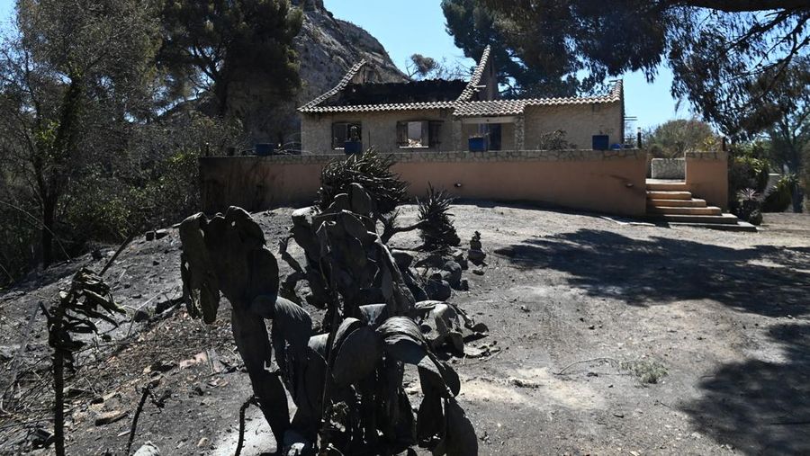 Pemandangan rumah yang terbakar akibat kebakaran hutan di distrik L'Estaque, Marseille, Prancis selatan, 9 Juli 2025. (REUTERS/Alexandre Dimou)