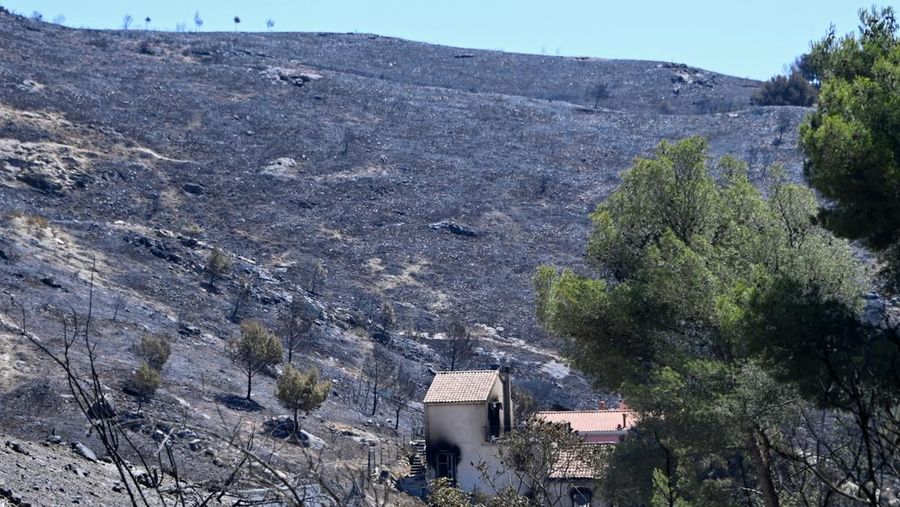 Pemandangan rumah yang terbakar akibat kebakaran hutan di distrik L'Estaque, Marseille, Prancis selatan, 9 Juli 2025. (REUTERS/Alexandre Dimou)