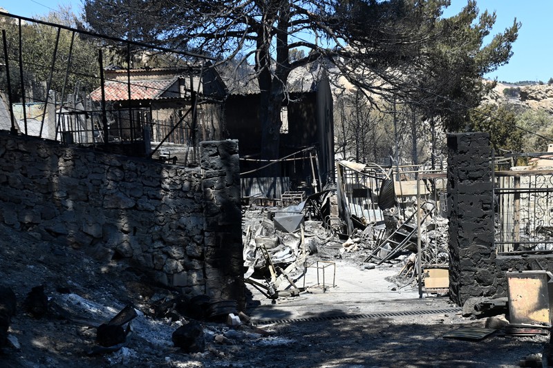 Pemandangan rumah yang terbakar akibat kebakaran hutan di distrik L'Estaque, Marseille, Prancis selatan, 9 Juli 2025. Pemandangan rumah yang terbakar akibat kebakaran hutan di distrik L'Estaque, Marseille, Prancis selatan, 9 Juli 2025. (REUTERS/Alexandre Dimou)