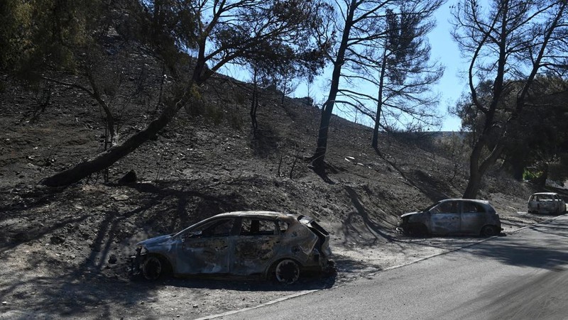 Pemandangan rumah yang terbakar akibat kebakaran hutan di distrik L'Estaque, Marseille, Prancis selatan, 9 Juli 2025. (REUTERS/Alexandre Dimou)