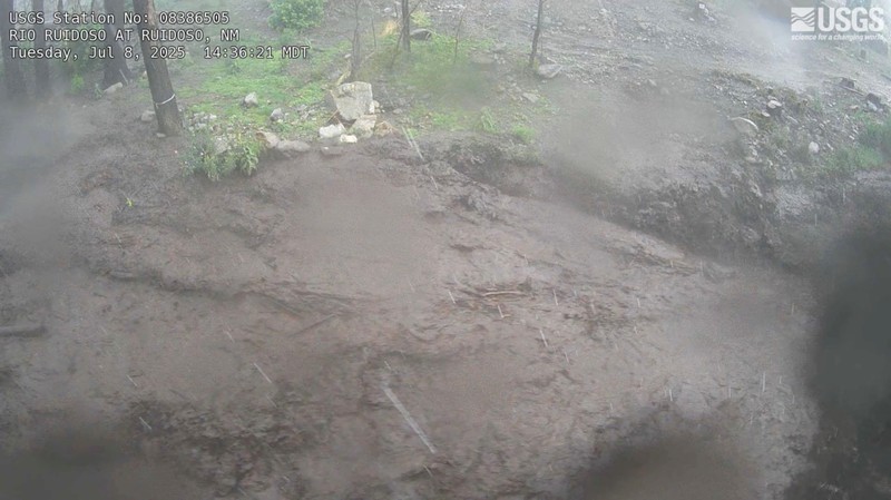 Banjir bandang dahsyat yang dipicu hujan deras menghantam desa resor pegunungan Ruidoso, New Mexico, pada Selasa (8/7), menewaskan sedikitnya tiga orang, termasuk dua anak kecil berusia empat dan tujuh tahun. (Tangkapan Layar Video Reuters/DAN DEE CABINS)