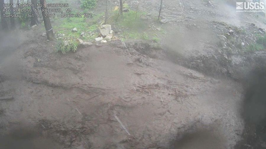Banjir bandang dahsyat yang dipicu hujan deras menghantam desa resor pegunungan Ruidoso, New Mexico, pada Selasa (8/7), menewaskan sedikitnya tiga orang, termasuk dua anak kecil berusia empat dan tujuh tahun. (Tangkapan Layar Video Reuters/DAN DEE CABINS)