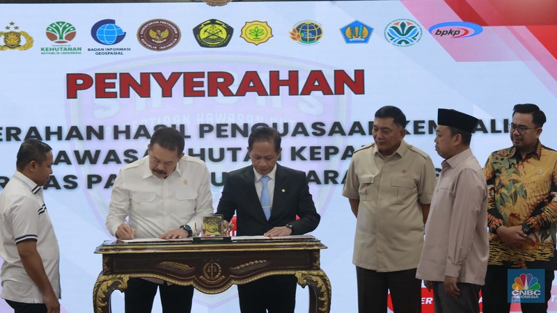Penandatangan berita acara penyerahan hasil penguasaan kembali Taman Nasional Tesso Nilo oleh Jaksa Agung RI ST Burhanuddin selaku wakil ketua 1 pengarah satgas PKH dan Menteri Lingkungan Hudup Hanif Faisol Nurofiq dan turut menyaksikan Menteri Pertahanan RI, Sjafrie Sjamsoeddin di Gedung Kejaksaan Agung, Jakarta, Rabu (9/72025). (CNBC Indonesia/Muhamad Sabki) Penandatangan berita acara penyerahan hasil penguasaan kembali Taman Nasional Tesso Nilo oleh Jaksa Agung RI ST Burhanuddin selaku wakil ketua 1 pengarah satgas PKH dan Menteri Lingkungan Hudup Hanif Faisol Nurofiq dan turut menyaksikan Menteri Pertahanan RI, Sjafrie Sjamsoeddin di Gedung Kejaksaan Agung, Jakarta, Rabu (9/72025). (CNBC Indonesia/Muhamad Sabki)