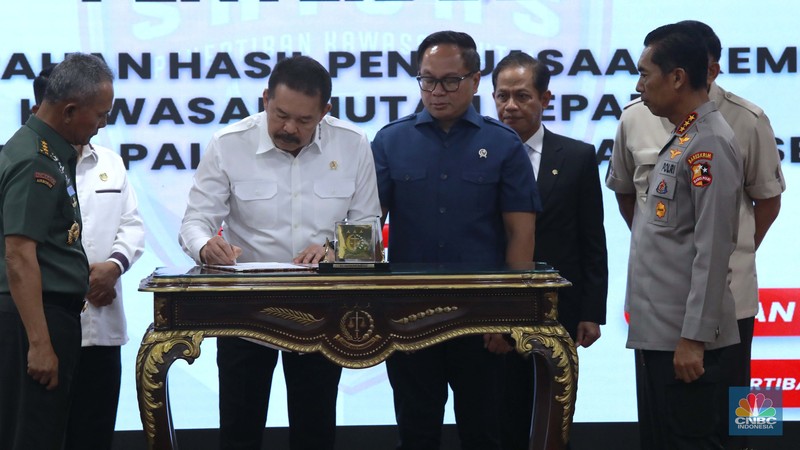 Penandatangan berita acara penyerahan hasil penguasaan kembali Taman Nasional Tesso Nilo oleh Jaksa Agung RI ST Burhanuddin selaku wakil ketua 1 pengarah satgas PKH dan Menteri Lingkungan Hudup Hanif Faisol Nurofiq dan turut menyaksikan Menteri Pertahanan RI, Sjafrie Sjamsoeddin di Gedung Kejaksaan Agung, Jakarta, Rabu (9/72025). (CNBC Indonesia/Muhamad Sabki)