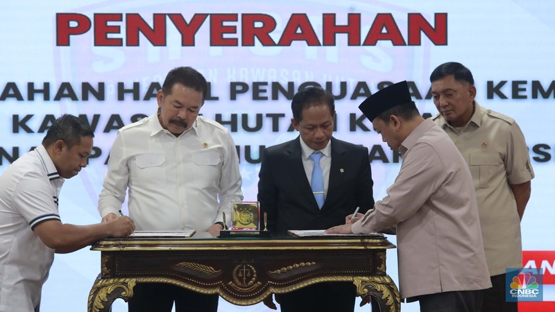 Penandatangan berita acara penyerahan hasil penguasaan kembali Taman Nasional Tesso Nilo oleh Jaksa Agung RI ST Burhanuddin selaku wakil ketua 1 pengarah satgas PKH dan Menteri Lingkungan Hudup Hanif Faisol Nurofiq dan turut menyaksikan Menteri Pertahanan RI, Sjafrie Sjamsoeddin di Gedung Kejaksaan Agung, Jakarta, Rabu (9/72025). (CNBC Indonesia/Muhamad Sabki) Penandatangan berita acara penyerahan hasil penguasaan kembali Taman Nasional Tesso Nilo oleh Jaksa Agung RI ST Burhanuddin selaku wakil ketua 1 pengarah satgas PKH dan Menteri Lingkungan Hudup Hanif Faisol Nurofiq dan turut menyaksikan Menteri Pertahanan RI, Sjafrie Sjamsoeddin di Gedung Kejaksaan Agung, Jakarta, Rabu (9/72025). (CNBC Indonesia/Muhamad Sabki)