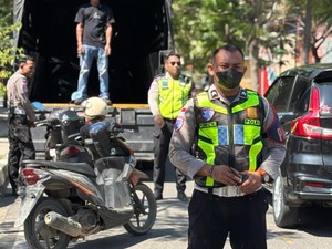 Polisi Gembosi Ban Mobil-Angkut Motor yang Parkir Sembarangan di Labuan Bajo