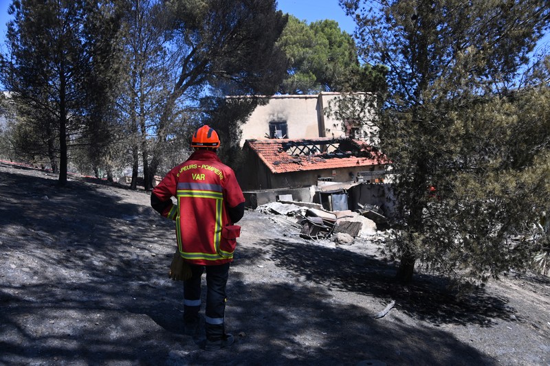 Pemandangan rumah yang terbakar akibat kebakaran hutan di distrik L'Estaque, Marseille, Prancis selatan, 9 Juli 2025. Pemandangan rumah yang terbakar akibat kebakaran hutan di distrik L'Estaque, Marseille, Prancis selatan, 9 Juli 2025. (REUTERS/Alexandre Dimou)