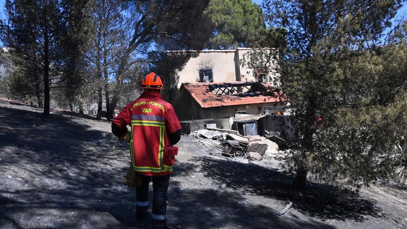 Pemandangan rumah yang terbakar akibat kebakaran hutan di distrik L'Estaque, Marseille, Prancis selatan, 9 Juli 2025. (REUTERS/Alexandre Dimou)