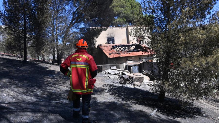 Pemandangan rumah yang terbakar akibat kebakaran hutan di distrik L'Estaque, Marseille, Prancis selatan, 9 Juli 2025. Pemandangan rumah yang terbakar akibat kebakaran hutan di distrik L'Estaque, Marseille, Prancis selatan, 9 Juli 2025. (REUTERS/Alexandre Dimou)