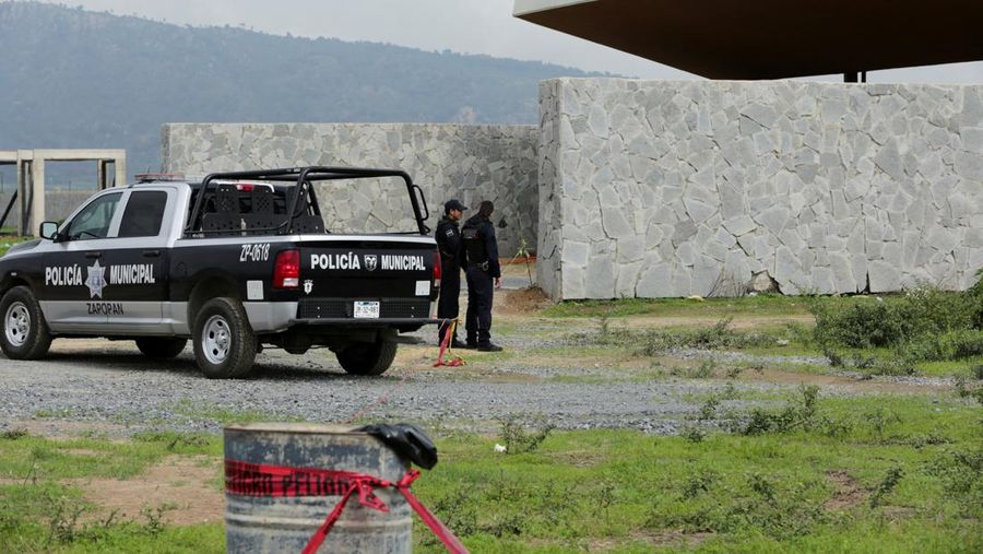 Pihak berwenang bekerja di lokasi kuburan massal yang ditemukan di Zapopan, di negara bagian Jalisco, Meksiko barat, 8 Juli 2025. (REUTERS/Gabriel Trujillo)