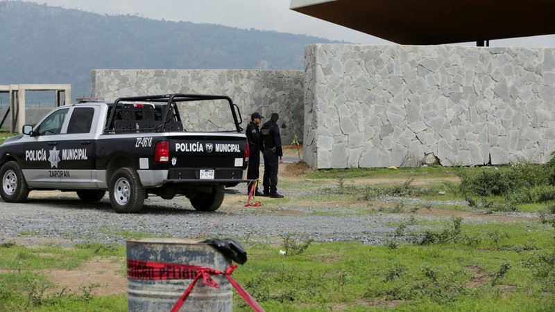Pihak berwenang bekerja di lokasi kuburan massal yang ditemukan di Zapopan, di negara bagian Jalisco, Meksiko barat, 8 Juli 2025. (REUTERS/Gabriel Trujillo)