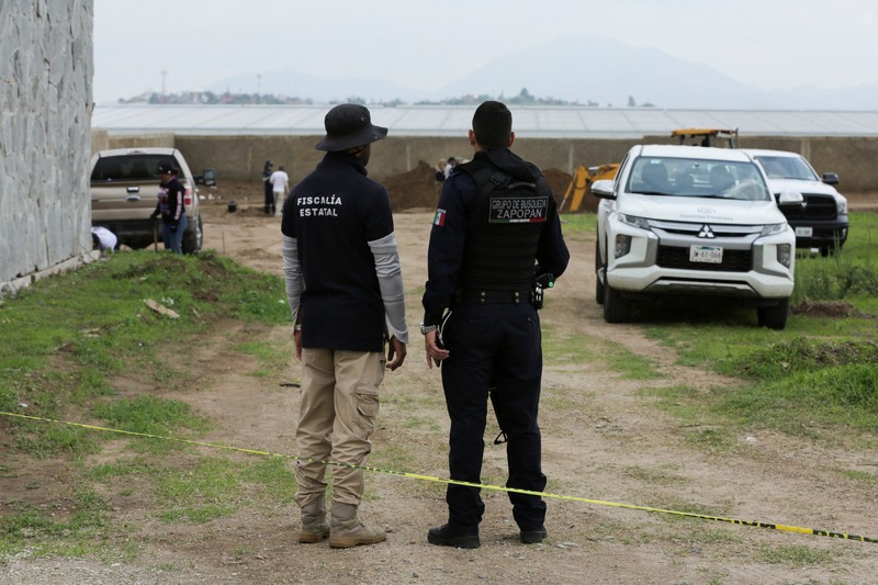 Pihak berwenang bekerja di lokasi kuburan massal yang ditemukan di Zapopan, di negara bagian Jalisco, Meksiko barat, 8 Juli 2025. Pihak berwenang bekerja di lokasi kuburan massal yang ditemukan di Zapopan, di negara bagian Jalisco, Meksiko barat, 8 Juli 2025. (REUTERS/Gabriel Trujillo)