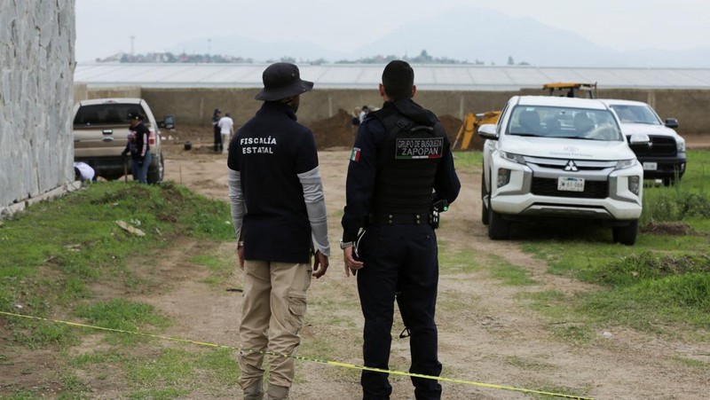 Pihak berwenang bekerja di lokasi kuburan massal yang ditemukan di Zapopan, di negara bagian Jalisco, Meksiko barat, 8 Juli 2025. (REUTERS/Gabriel Trujillo)