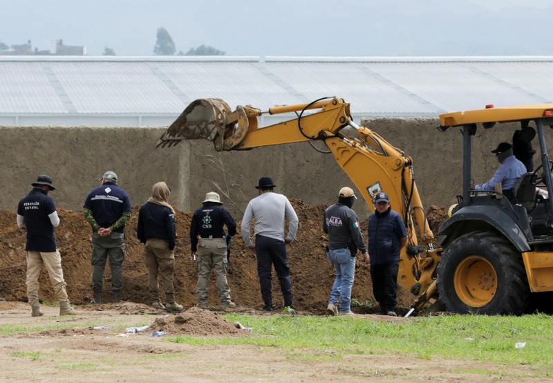 Pihak berwenang bekerja di lokasi kuburan massal yang ditemukan di Zapopan, di negara bagian Jalisco, Meksiko barat, 8 Juli 2025. (REUTERS/Gabriel Trujillo)