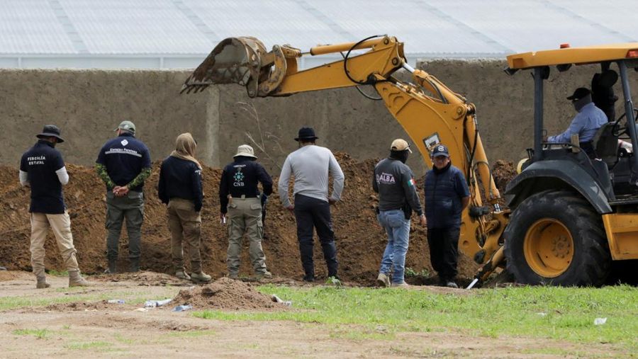 Pihak berwenang bekerja di lokasi kuburan massal yang ditemukan di Zapopan, di negara bagian Jalisco, Meksiko barat, 8 Juli 2025. (REUTERS/Gabriel Trujillo)