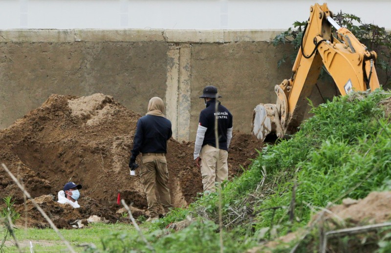 Pihak berwenang bekerja di lokasi kuburan massal yang ditemukan di Zapopan, di negara bagian Jalisco, Meksiko barat, 8 Juli 2025. Pihak berwenang bekerja di lokasi kuburan massal yang ditemukan di Zapopan, di negara bagian Jalisco, Meksiko barat, 8 Juli 2025. (REUTERS/Gabriel Trujillo)