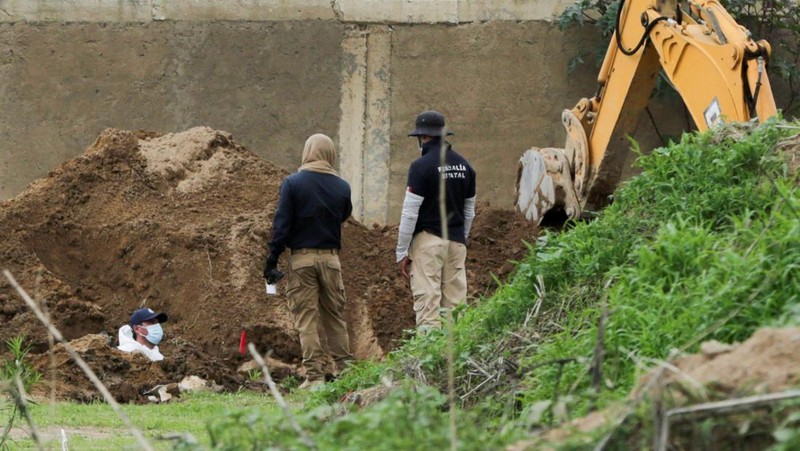 Pihak berwenang bekerja di lokasi kuburan massal yang ditemukan di Zapopan, di negara bagian Jalisco, Meksiko barat, 8 Juli 2025. (REUTERS/Gabriel Trujillo)