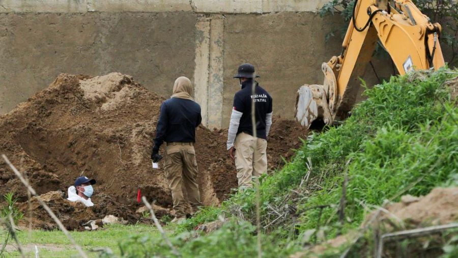 Pihak berwenang bekerja di lokasi kuburan massal yang ditemukan di Zapopan, di negara bagian Jalisco, Meksiko barat, 8 Juli 2025. Pihak berwenang bekerja di lokasi kuburan massal yang ditemukan di Zapopan, di negara bagian Jalisco, Meksiko barat, 8 Juli 2025. (REUTERS/Gabriel Trujillo)