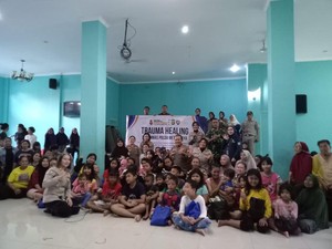 Polda Metro Turun Beri Trauma Healing Korban Banjir di Jati Padang Jaksel