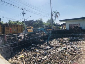 Sungai di Lombok Barat Dipenuhi Sampah, Pejabat Salahkan Desain Jembatan