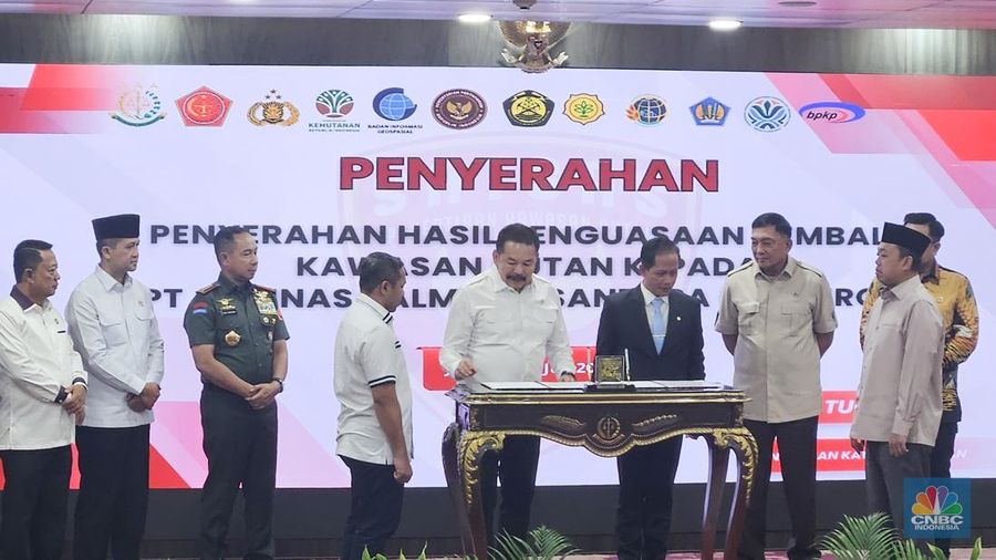 Satuan Tugas Penertiban Kawasan Hutan (Satgas PKH) kembali menguasai lahan hutan ilegal sebanyak 1.072.782 hektare pada bulan April - Juni 2025 di Gedung Utama Kejaksaan Agung, Rabu (9/7/2025). (CNBC Indonesia/Emir Yanwardhana)