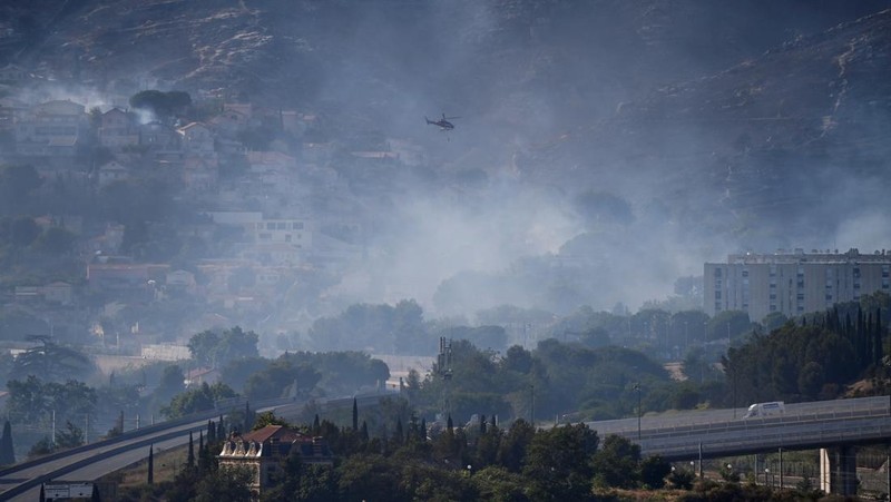Pemandangan rumah yang terbakar akibat kebakaran hutan di distrik L'Estaque, Marseille, Prancis selatan, 9 Juli 2025. (REUTERS/Alexandre Dimou)