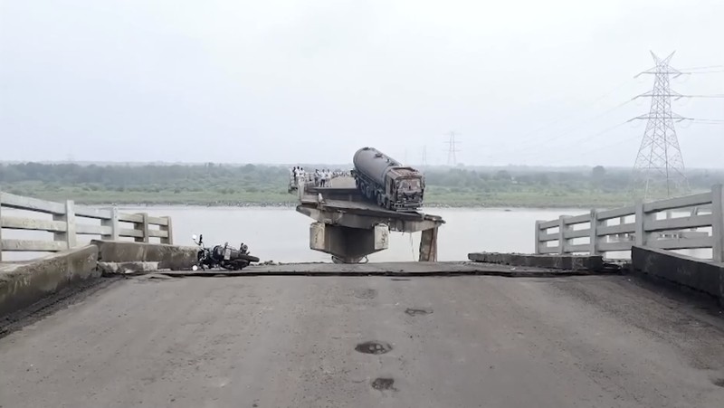 Tim penyelamat mencari korban selamat setelah sebuah jembatan runtuh di Vadodara di negara bagian Gujarat, India barat, 9 Juli 2025. Tim penyelamat mencari korban selamat setelah sebuah jembatan runtuh di Vadodara di negara bagian Gujarat, India barat, 9 Juli 2025. (REUTERS/Stringer)