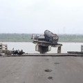 Potret Jembatan Ambruk Saat Jam Sibuk, 4 Mobil Hanyut-10 Orang Tewas