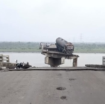 Potret Jembatan Ambruk Saat Jam Sibuk, 4 Mobil Hanyut-10 Orang Tewas