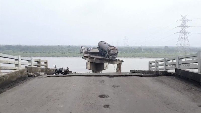 Tim penyelamat mencari korban selamat setelah sebuah jembatan runtuh di Vadodara di negara bagian Gujarat, India barat, 9 Juli 2025. (REUTERS/Stringer)