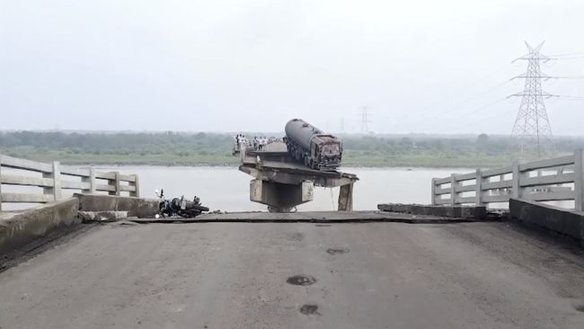 Potret Jembatan Ambruk Saat Jam Sibuk, 4 Mobil Hanyut-10 Orang Tewas