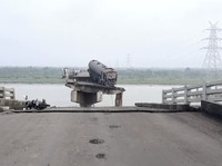 Potret Jembatan Ambruk Saat Jam Sibuk, 4 Mobil Hanyut-10 Orang Tewas