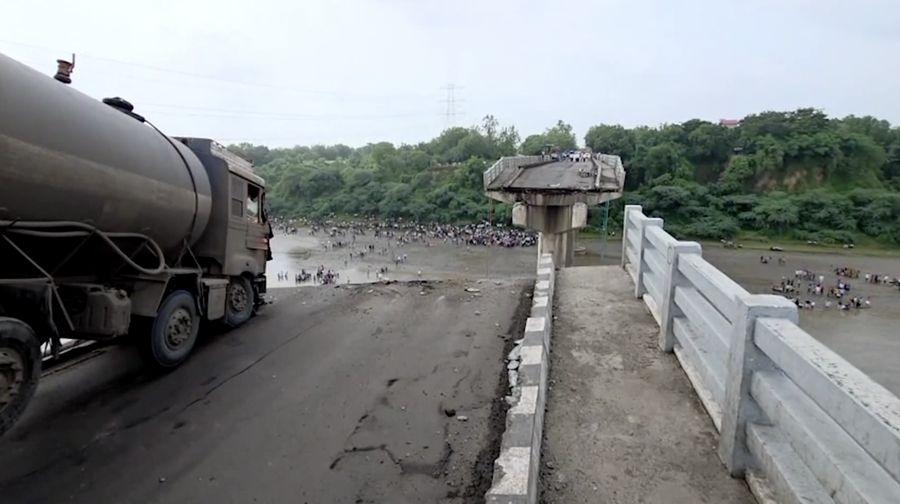 Tim penyelamat mencari korban selamat setelah sebuah jembatan runtuh di Vadodara di negara bagian Gujarat, India barat, 9 Juli 2025. (REUTERS/Stringer)