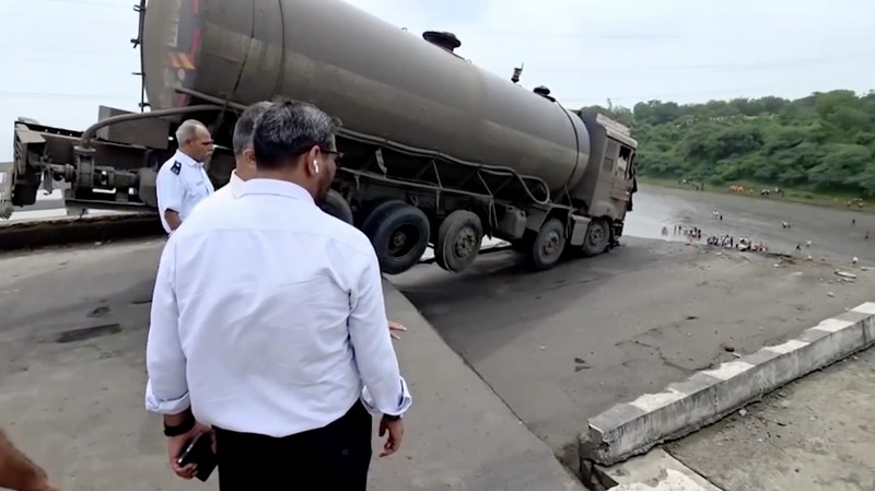 Tim penyelamat mencari korban selamat setelah sebuah jembatan runtuh di Vadodara di negara bagian Gujarat, India barat, 9 Juli 2025. (REUTERS/Stringer)