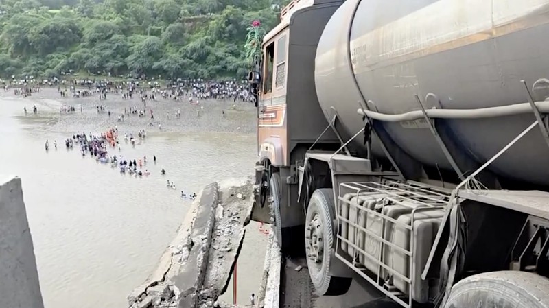 Tim penyelamat mencari korban selamat setelah sebuah jembatan runtuh di Vadodara di negara bagian Gujarat, India barat, 9 Juli 2025. Tim penyelamat mencari korban selamat setelah sebuah jembatan runtuh di Vadodara di negara bagian Gujarat, India barat, 9 Juli 2025. (REUTERS/Stringer)