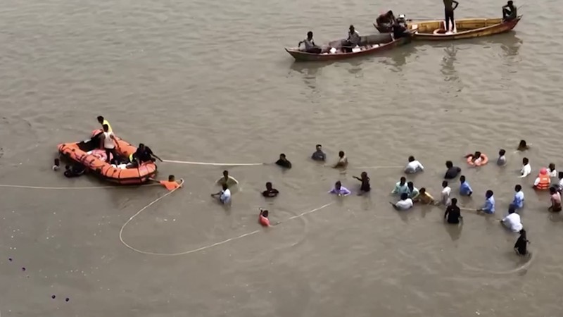 Tim penyelamat mencari korban selamat setelah sebuah jembatan runtuh di Vadodara di negara bagian Gujarat, India barat, 9 Juli 2025. Tim penyelamat mencari korban selamat setelah sebuah jembatan runtuh di Vadodara di negara bagian Gujarat, India barat, 9 Juli 2025. (REUTERS/Stringer)
