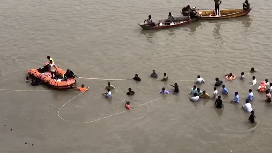 Tim penyelamat mencari korban selamat setelah sebuah jembatan runtuh di Vadodara di negara bagian Gujarat, India barat, 9 Juli 2025. Tim penyelamat mencari korban selamat setelah sebuah jembatan runtuh di Vadodara di negara bagian Gujarat, India barat, 9 Juli 2025. (REUTERS/Stringer)