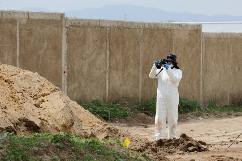 Pihak berwenang bekerja di lokasi kuburan massal yang ditemukan di Zapopan, di negara bagian Jalisco, Meksiko barat, 8 Juli 2025. (REUTERS/Gabriel Trujillo)