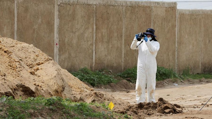 Pihak berwenang bekerja di lokasi kuburan massal yang ditemukan di Zapopan, di negara bagian Jalisco, Meksiko barat, 8 Juli 2025. (REUTERS/Gabriel Trujillo)