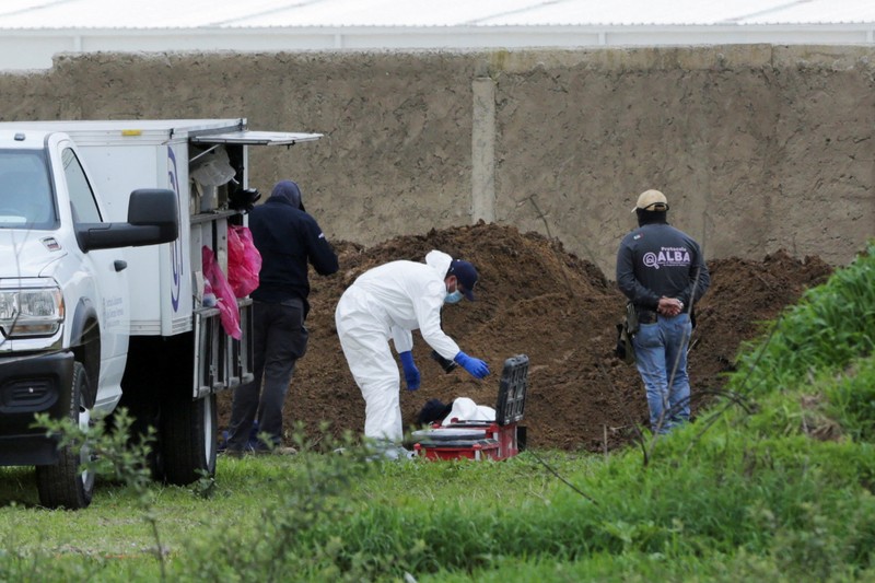 Pihak berwenang bekerja di lokasi kuburan massal yang ditemukan di Zapopan, di negara bagian Jalisco, Meksiko barat, 8 Juli 2025. (REUTERS/Gabriel Trujillo)